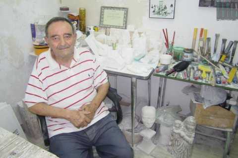Molfetta, l'83enne scalpellino Antonio: insegna alle donne l'estinta arte della pietra